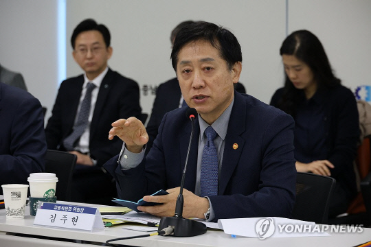 김주현 금융위원장이 지난 1일 충남 천안시 충남북부상공회의소에서 열린 기업 금융지원방안 마련을 위한 간담회에 참석해 경제 상황 관련 발언을 하고 있다. [사진=연합뉴스]